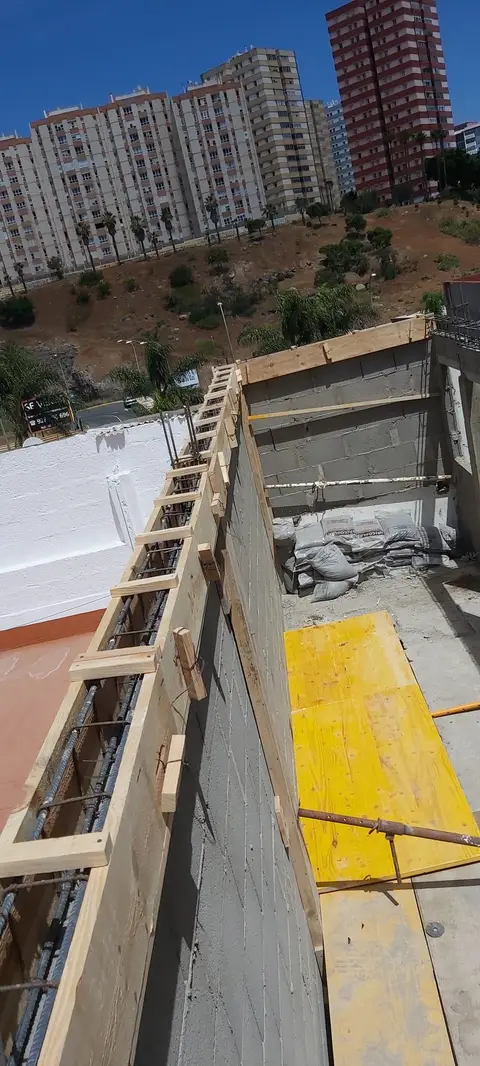 Refuerzo de vivienda y construcción de segunda planta